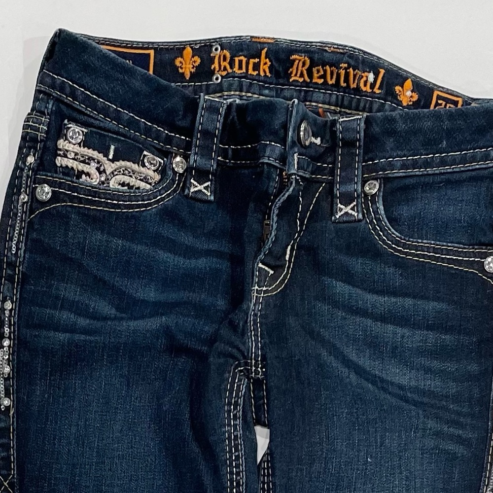 This is a dark wash Jean no holes size 26 skinny